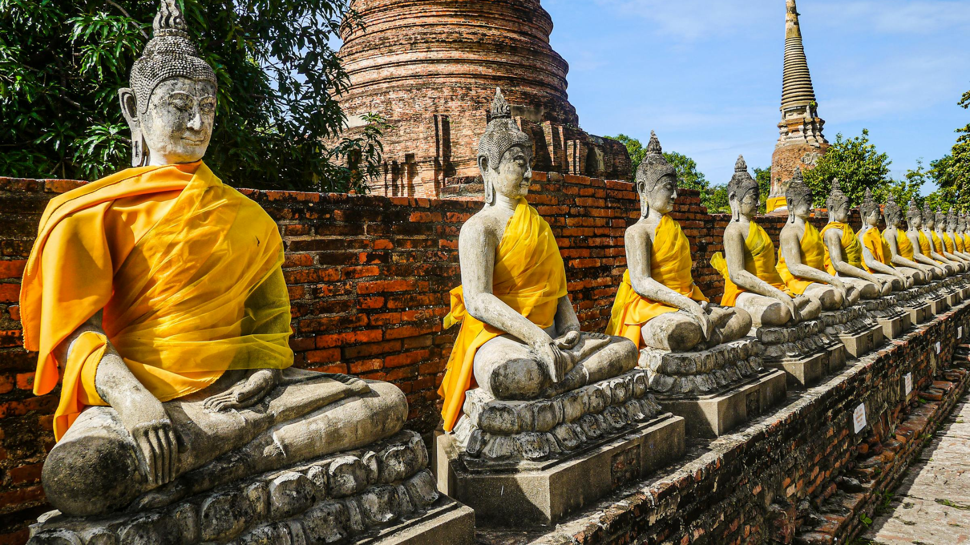 culptures-of-monk-in-yellow-gowns-near-temple-in-ayutthaya-thailand