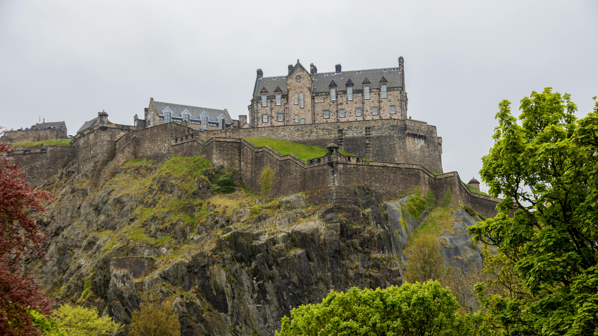 edinburgh-castle-on-the-mountain