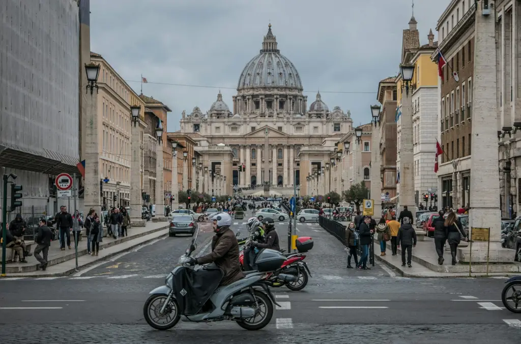 people-in-st-peter-s-square